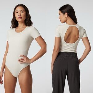 Vuori Short Sleeve Pose Bodysuit - Milkweed Medium